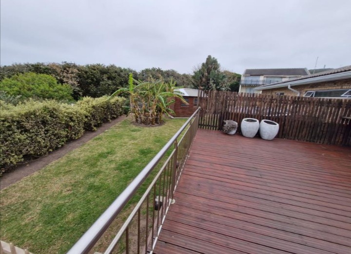 To Let 4 Bedroom Property for Rent in Winterstrand Eastern Cape